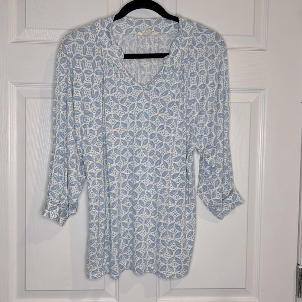 Cactus + Pearl Women’s Blue and White Floral V-Neck Top - Size Small